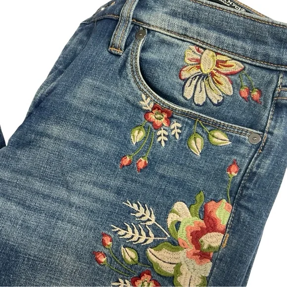 Blank NYC Floral Embroidered Blue Jeans Size 29 - Picture 8 of 13